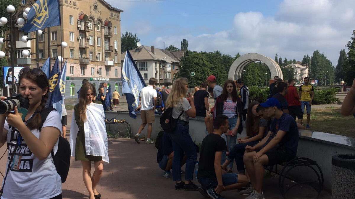 Трубят рога: В Кривом Роге собрались противники ЛГБТ-движения
