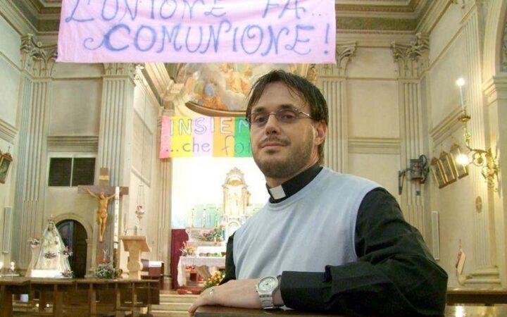 Итальянский священник расписался со своим помощником на Канарских островах