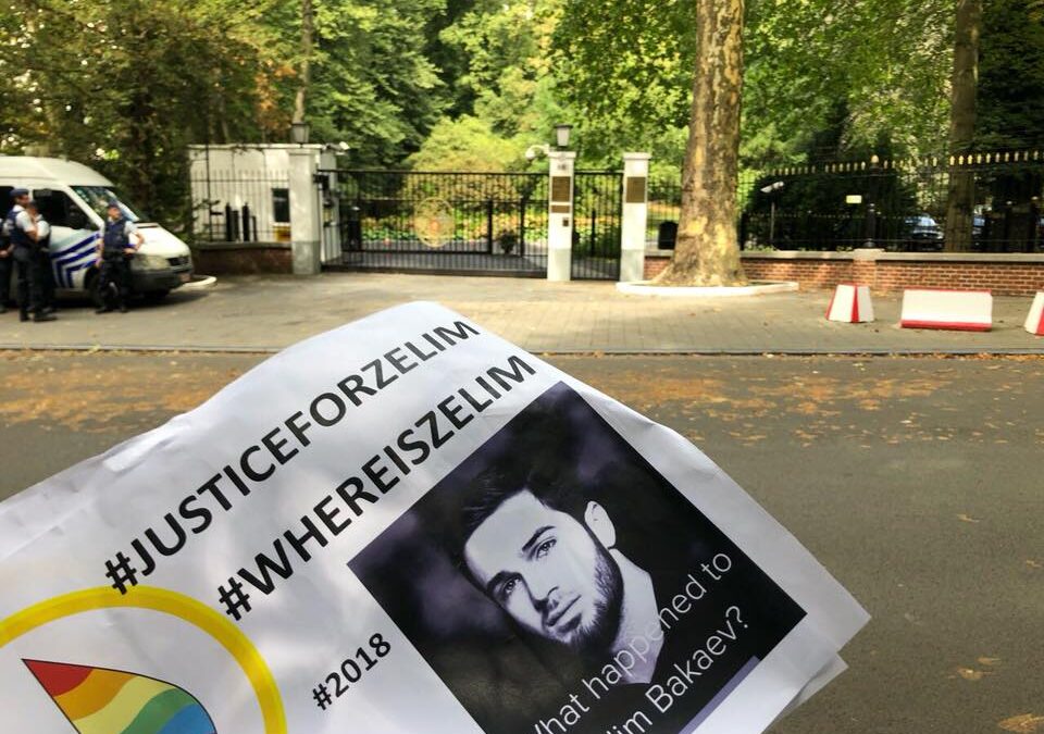 Rusa LGBT провела на Sheridan Square акцию к годовщине исчезновения чеченского певца Зелима Бакаева