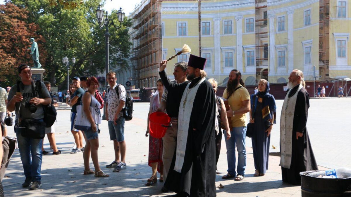 В Одессе после ЛГБТ-марша Приморский бульвар окропили святой водой