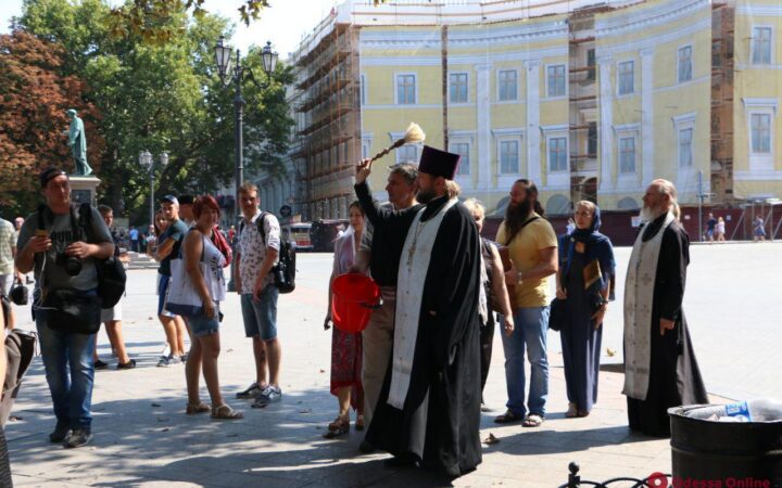 В Одессе после ЛГБТ-марша Приморский бульвар окропили святой водой