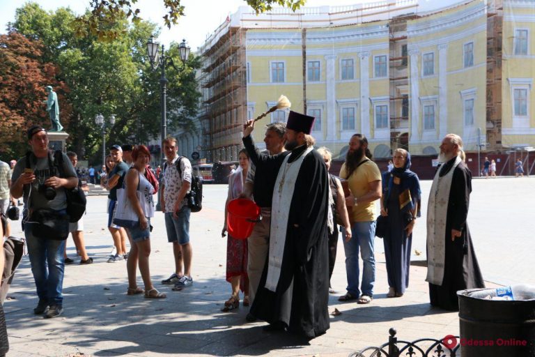 В Одессе после ЛГБТ-марша Приморский бульвар окропили святой водой