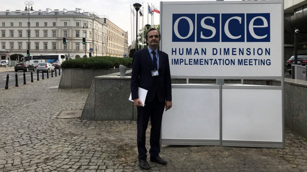 Гей-активисты с трибуны ОБСЕ обвинили Россию в “организации и поощрении пыток геев” в Чечне