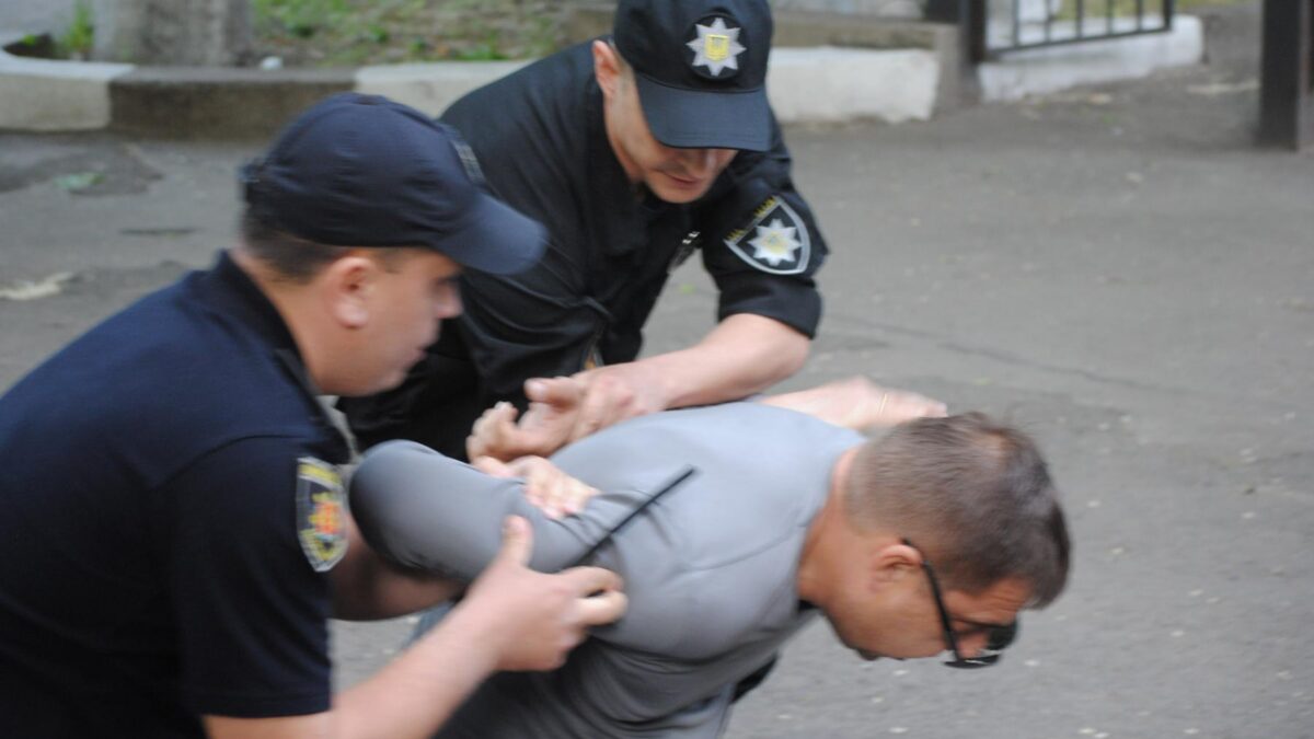 Запорожцев зовут на суд против гомофоба, бросившего взрывпакет на ЛГБТ-акции
