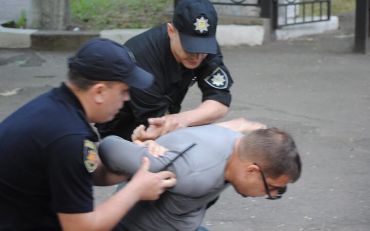Запорожцев зовут на суд против гомофоба, бросившего взрывпакет на ЛГБТ-акции