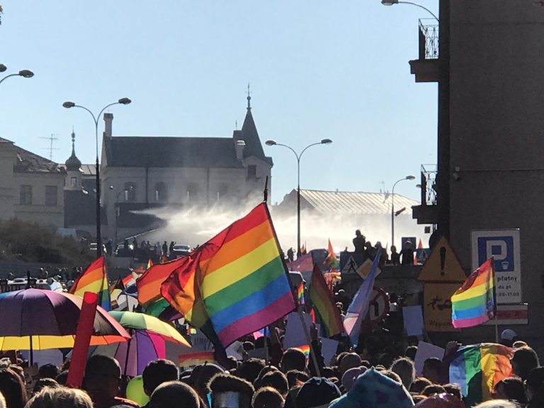 В Польше несогласованный прайд спровоцировал беспорядки на улицах – задержаны десятки гомофобов