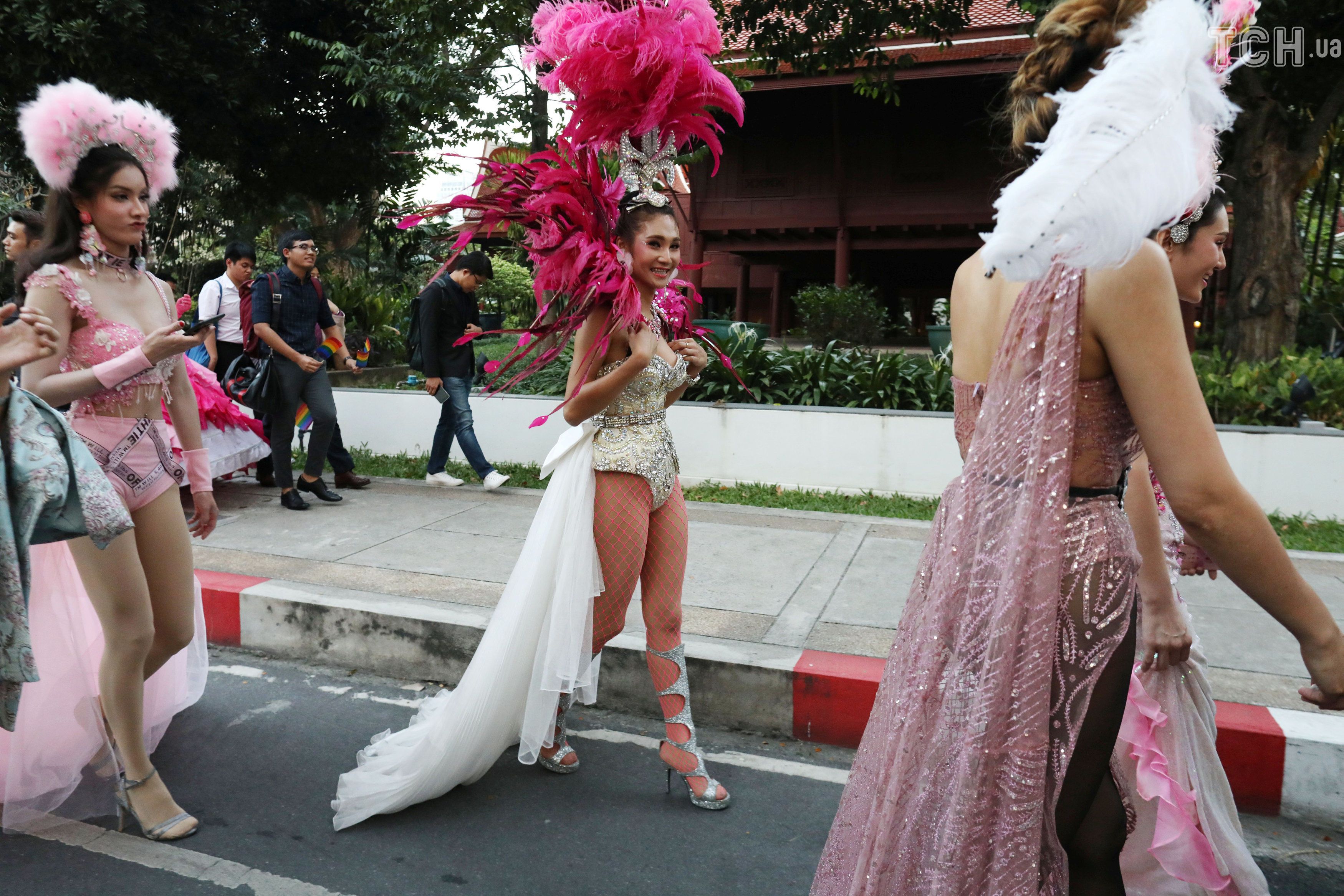 Шоу трансгендеров. Трансгендеры парад. Парад трансгендеров в Таиланде. Шоу трансгендеров в Москве.