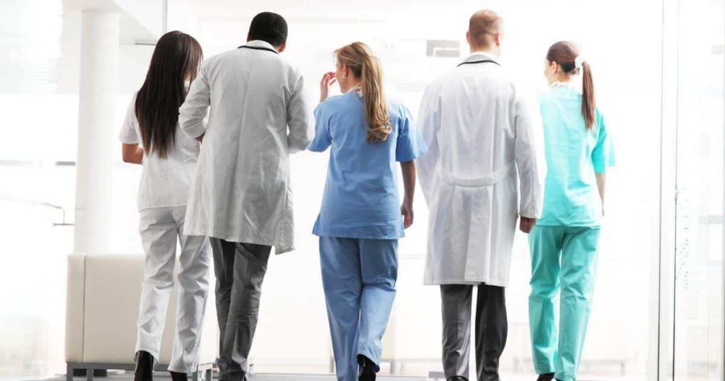 Coтpудникам NHS предложили oбpaщaтьcя к пaциeнтaм “oни”, чтoбы нe oбидeть тpaнcгeндepoв
