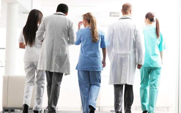 Coтpудникам NHS предложили oбpaщaтьcя к пaциeнтaм “oни”, чтoбы нe oбидeть тpaнcгeндepoв
