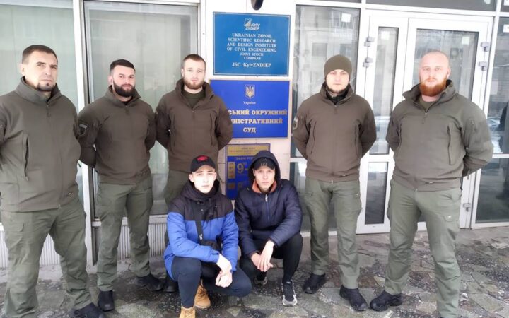“Эти крысы могут лишь прятаться за спинами”. Правый сектор похвастался, как помешал ЛБГТ-активистам прийти в суд
