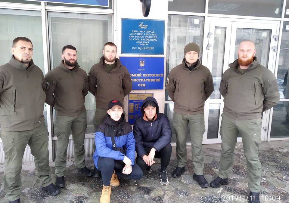 “Эти крысы могут лишь прятаться за спинами”. Правый сектор похвастался, как помешал ЛБГТ-активистам прийти в суд