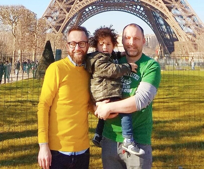 Чешских христианских демократов затроллили фотографиями однополых пар