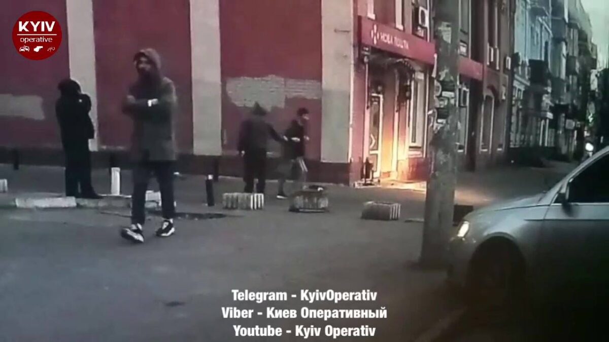 В сети показали видео воров, работающих у гей-клуба в Киеве