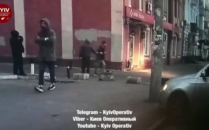 ​В сети показали видео воров, работающих у гей-клуба в Киеве