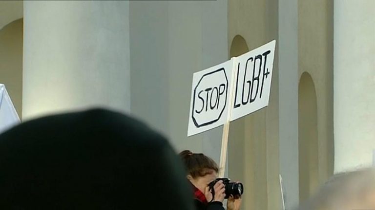Поляки протестуют против “Дорожной карты ЛГБТ+”