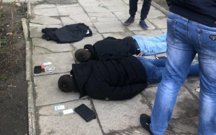 Полиция задержала банду вымогателей, которые шантажировали гомосексуалов: это они выбросили из окна иностранца