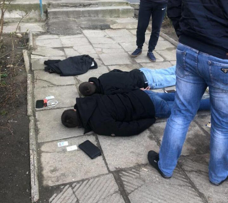 Полиция задержала банду вымогателей, которые шантажировали гомосексуалов: это они выбросили из окна иностранца