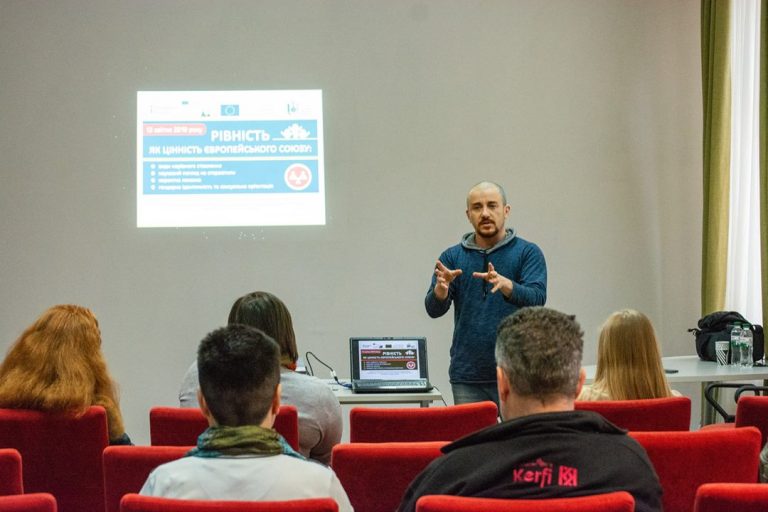 В Сумах преподавателям и учителям рассказали о правах ЛГБТ-людей