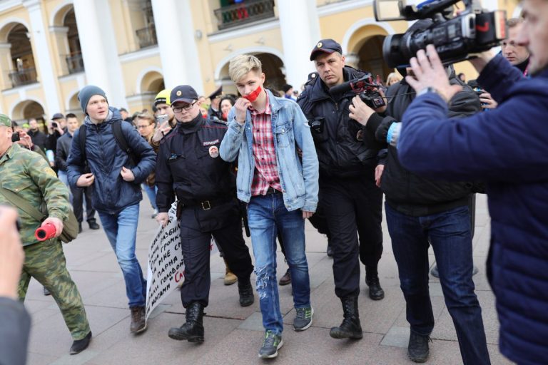 В Петербурге задержали 11 участников акции, посвященной замалчиванию проблем ЛГБТ