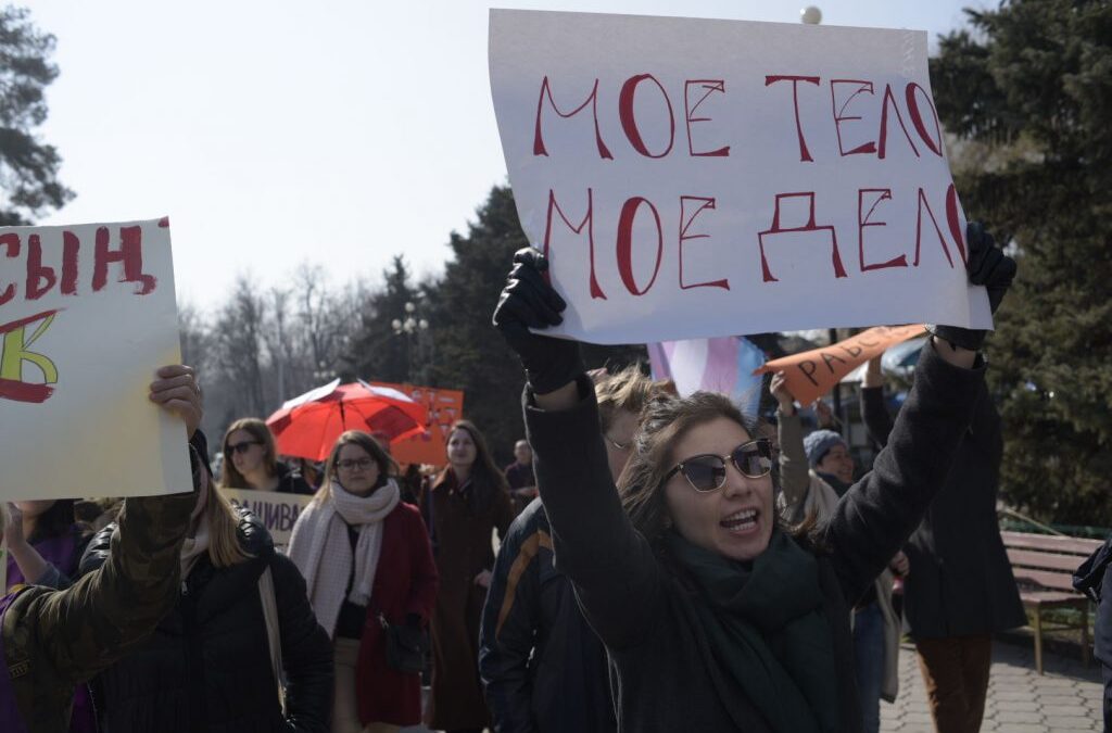 В Кыргызстане активисты вновь предлагают законодательно запретить “пропаганду ЛГБТ”