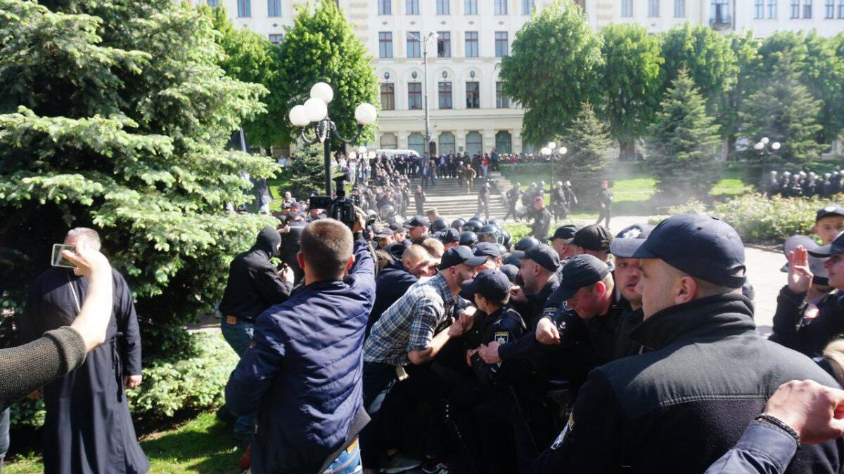 На акции ЛГБТ в Черновцах произошла массовая драка