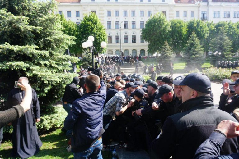 На акции ЛГБТ в Черновцах произошла массовая драка