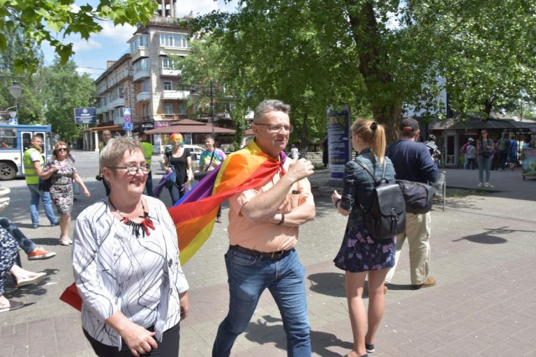 В Херсоне в ЛГБТ-марше принял участие сотрудник посольства Германии в Украине