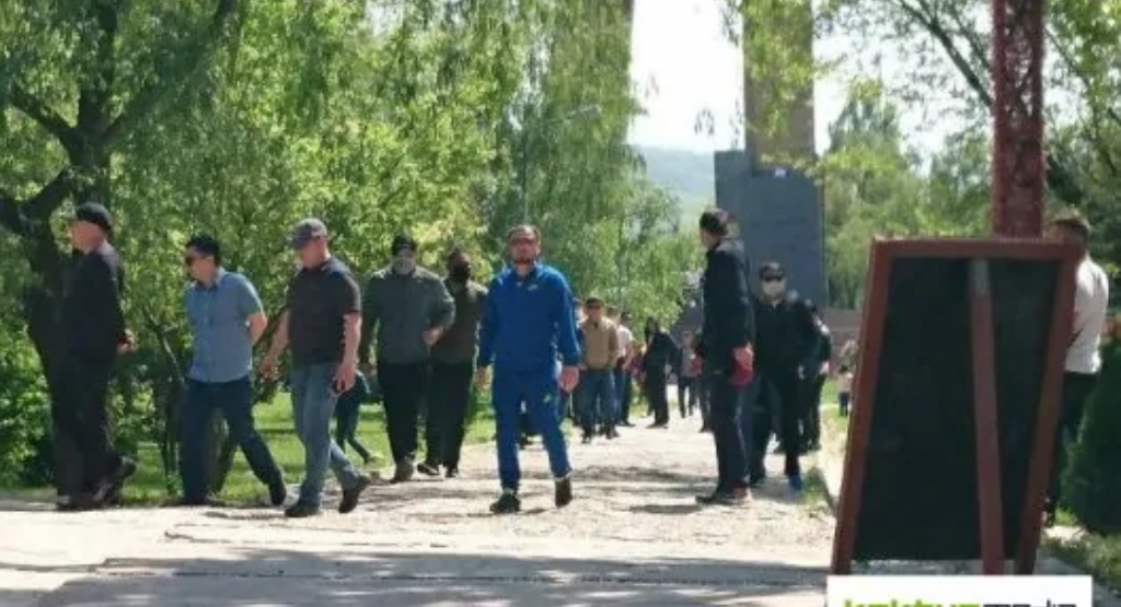 “Где здесь бить геев?”: на членов ЛГБТ движения напали в Бишкеке (фото, видео)