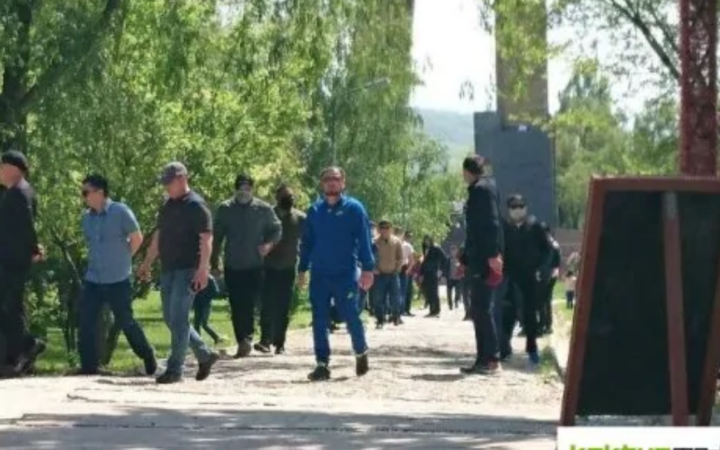 “Где здесь бить геев?”: на членов ЛГБТ движения напали в Бишкеке (фото, видео)