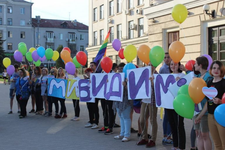 Радужный Флешмоб 2019: в Запорожье религиозные активисты вынудили ЛГБТ сменить место проведения акции