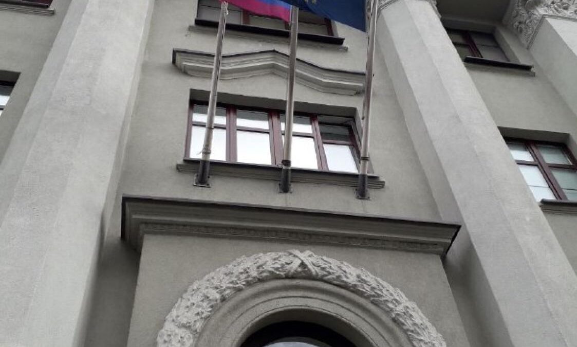 Британское посольство в Минске снова вывесило ЛГБТ-флаг