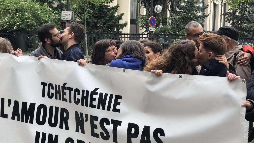 Любовь — не преступление: у посольства России в Париже устроили протест поцелуев