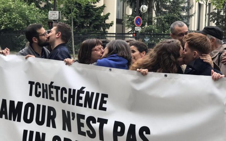 Любовь — не преступление: у посольства России в Париже устроили протест поцелуев