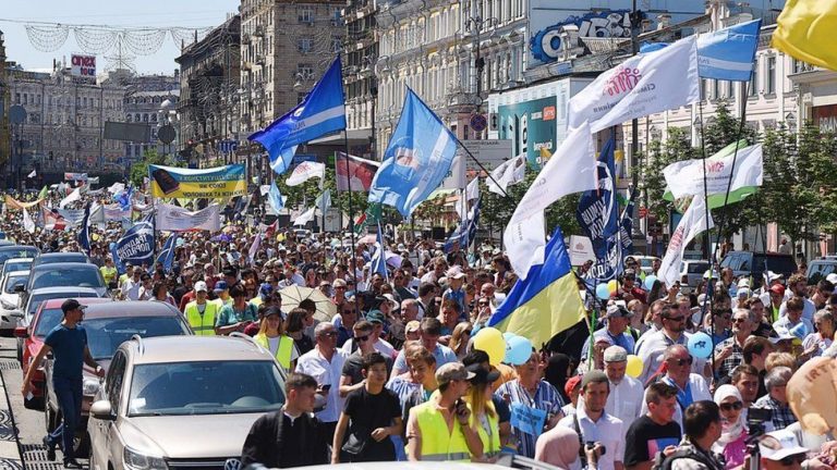 Шествие “в защиту прав детей и семей” в Киеве – фото
