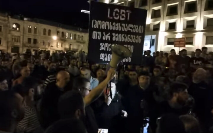Грузинские ЛГБТ-активисты были вынуждены прервать митинг, когда их окружили клерикалы