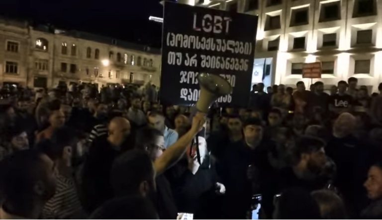Грузинские ЛГБТ-активисты были вынуждены прервать митинг, когда их окружили клерикалы