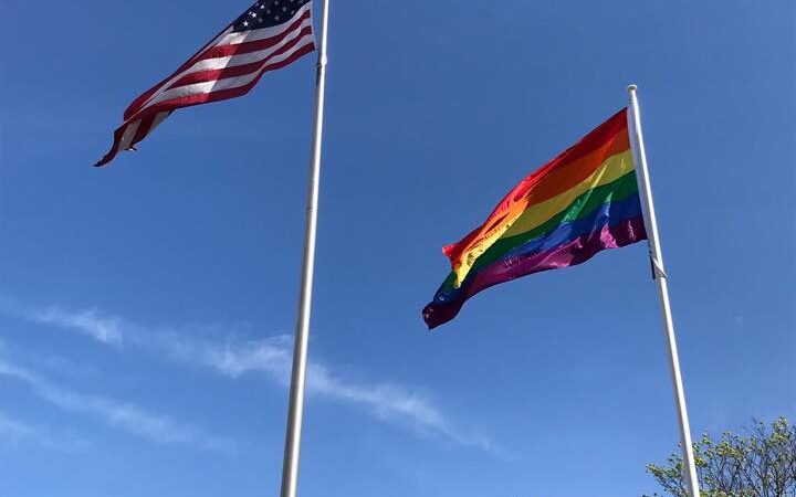 Восстание посольства США в Латвии: американские дипломаты подняли флаг ЛГБТ в Риге