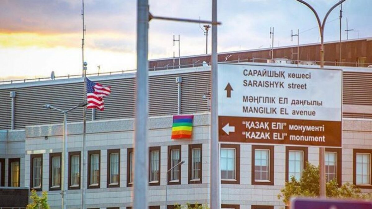 «Мы отмечаем месяц гордости ЛГБТ»: В посольстве США объяснили «радужный» флаг на здании в Нур-Султане
