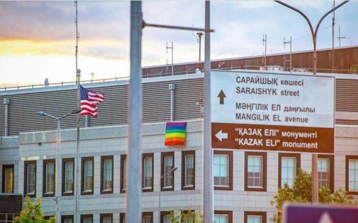 «Мы отмечаем месяц гордости ЛГБТ»: В посольстве США объяснили «радужный» флаг на здании в Нур-Султане