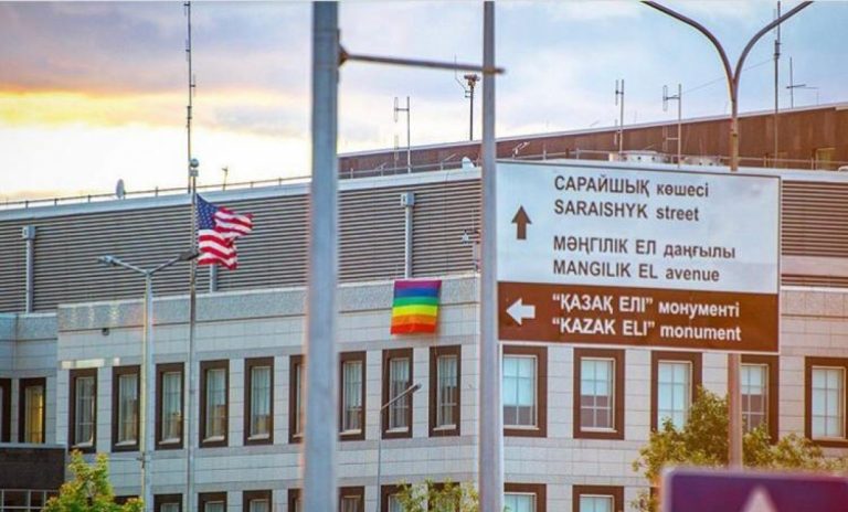 «Мы отмечаем месяц гордости ЛГБТ»: В посольстве США объяснили «радужный» флаг на здании в Нур-Султане
