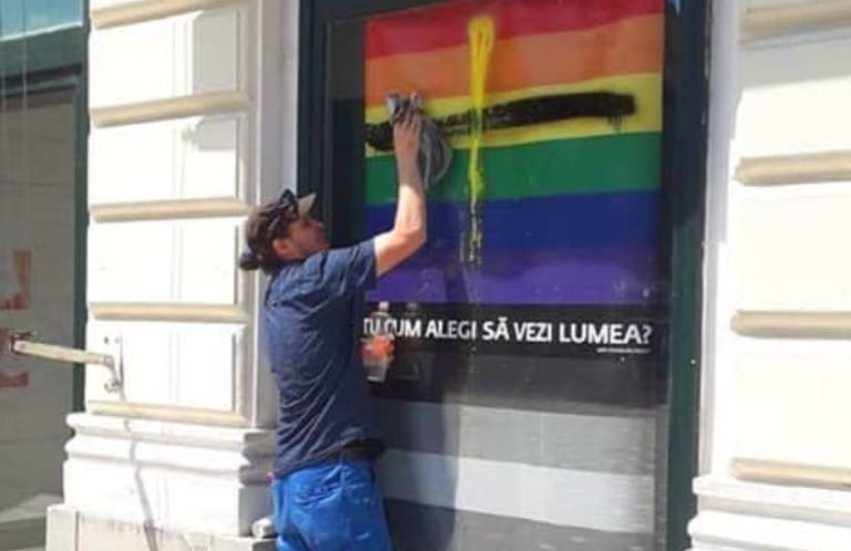 «Убьём их добротой», — борьба с гомофобными граффити Румынских гей-активистов