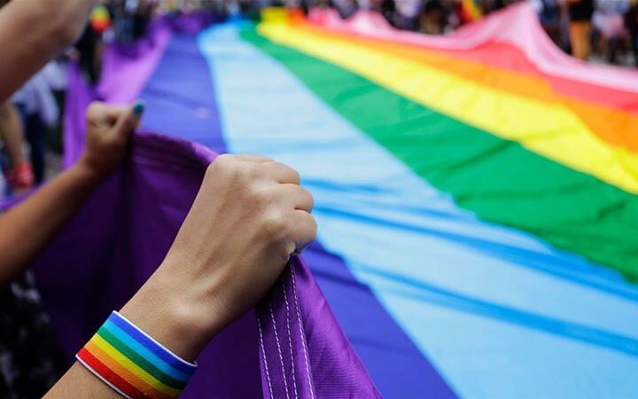 Медики отказались везти в больницу посетителей “КиевПрайд”, которых залили газом гомофобы – потерпевшая