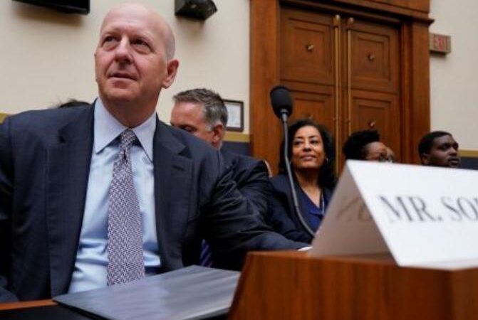 Бывший работник подал в суд на Goldman Sachs за дискриминацию ЛГБТ