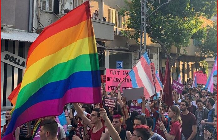 В Тель-Авиве прошел митинг протеста после нападения на подростка возле ЛГБТ-центра
