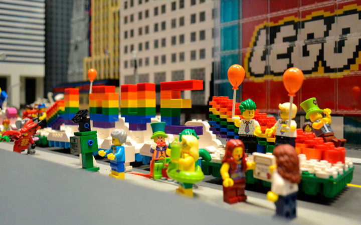 Благодаря LEGO в Нью-Йорке появился самый маленький в мире Парад гордости