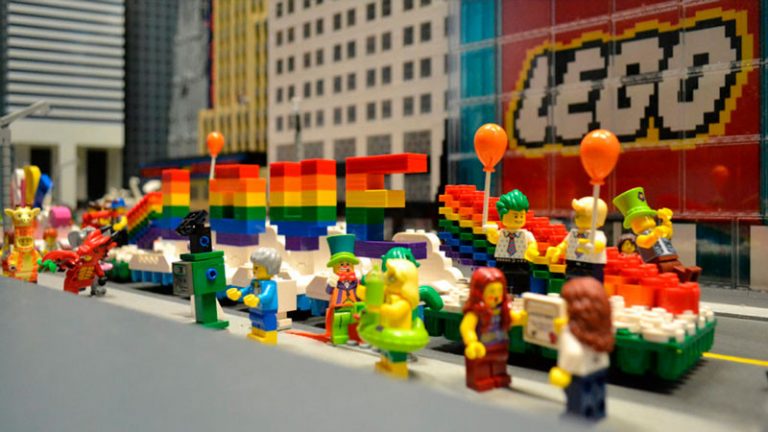 Благодаря LEGO в Нью-Йорке появился самый маленький в мире Парад гордости