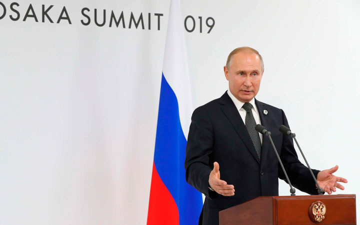 Владимир Путин: Элтон Джон “заблуждается”, а ЛГБТ-сообщество “агрессивно” и “нелояльно”