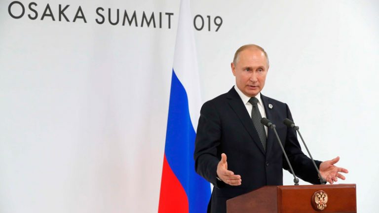 Владимир Путин: Элтон Джон “заблуждается”, а ЛГБТ-сообщество “агрессивно” и “нелояльно”