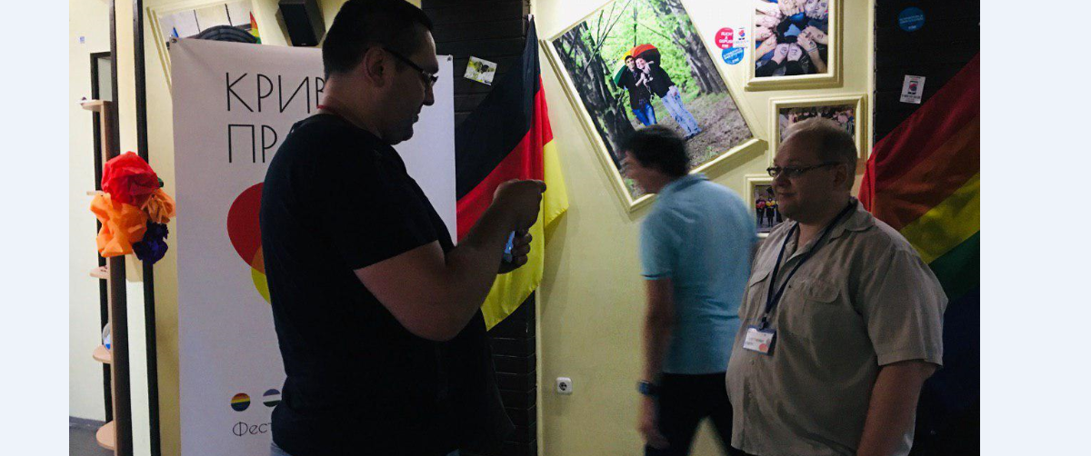 “Мы вас бить не хотим!”, – заявил представитель “Правого сектора” представителю ЛГБТ-сообщества в Кривом Роге