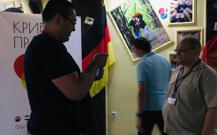 “Мы вас бить не хотим!”, – заявил представитель “Правого сектора” представителю ЛГБТ-сообщества в Кривом Роге